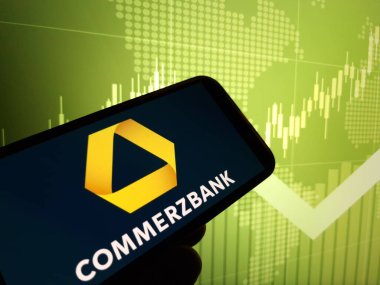 Konskie, Polonya - 24 Şubat 2024: Commerzbank şirket logosu cep telefonunda sergilendi