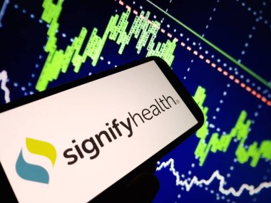 Konskie, Polonya - 24 Şubat 2024: Sağlık şirketinin logosu cep telefonunda gösterildi