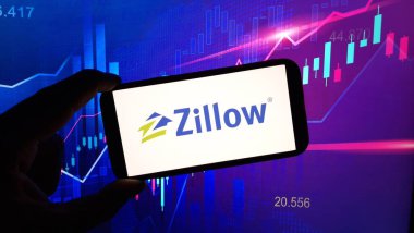 Konskie, Polonya - 03 Mart 2024: Zillow Group Inc şirketinin logosu cep telefonunda sergilendi