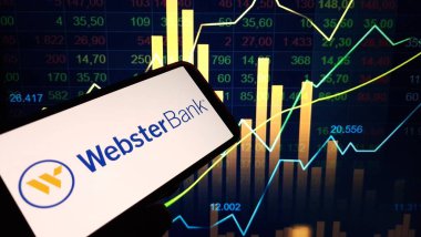 Konskie, Polonya - 03 Mart 2024: Webster Bank şirket logosu cep telefonunda sergilendi
