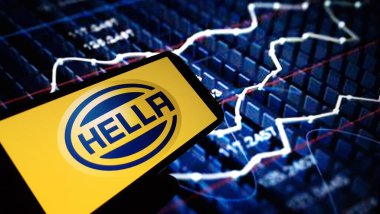 Konskie, Polonya - 03 Mart 2024: HELLA şirket logosu cep telefonunda sergilendi