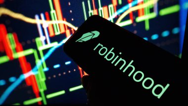 Konskie, Polonya - 03 Mart 2024: Robinhood şirket logosu cep telefonunda sergilendi