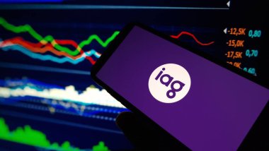 Konskie, Polonya - 03 Mart 2024: Sigorta Avustralya Grubu logosu cep telefonunda sergilendi