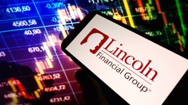 Konskie, Polonya - 03 Mart 2024: Lincoln Financial Group şirket logosu cep telefonunda sergilendi