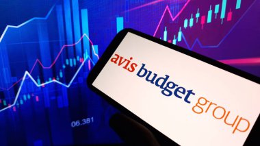 Konskie, Polonya - 03 Mart 2024: Avis Bütçe Grubu şirket logosu cep telefonunda sergilendi