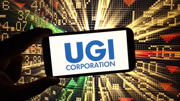 Konskie, Polonya - 03 Mart 2024: UGI Corporation logosu cep telefonunda sergilendi