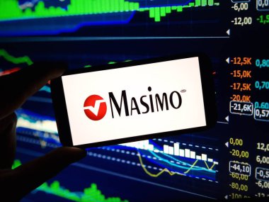 Konskie, Polonya - 11 Mart 2024: Masimo şirket logosu cep telefonunda sergilendi