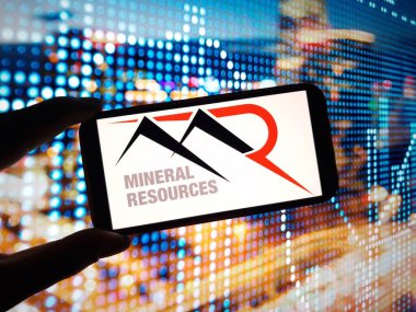 Konskie, Polonya - 11 Mart 2024: Mineral Kaynakları şirketi logosu cep telefonunda sergilendi
