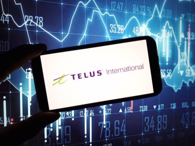 Konskie, Polonya - 11 Mart 2024: Telus International şirket logosu cep telefonunda sergilendi