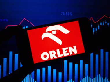 Konskie, Polonya - 11 Mart 2024: PKN Orlen şirket logosu cep telefonunda sergilendi