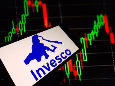 Konskie, Polonya - 11 Mart 2024: Invesco şirket logosu cep telefonunda sergilendi