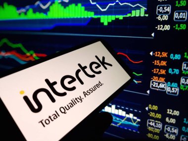 Konskie, Polonya - 11 Mart 2024: Intertek şirket logosu cep telefonunda sergilendi