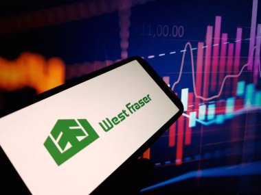 Konskie, Polonya - 11 Mart 2024: Batı Fraser Timber şirketinin logosu cep telefonunda sergilendi