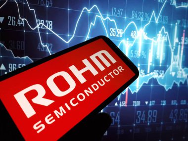 Konskie, Polonya - 11 Mart 2024: Rohm Yarı iletken şirket logosu cep telefonunda sergilendi