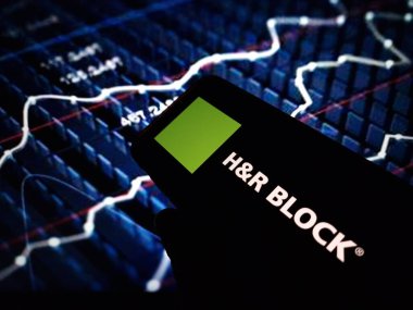 Konskie, Polonya - 11 Mart 2024: H ve R Block şirket logosu cep telefonunda sergilendi