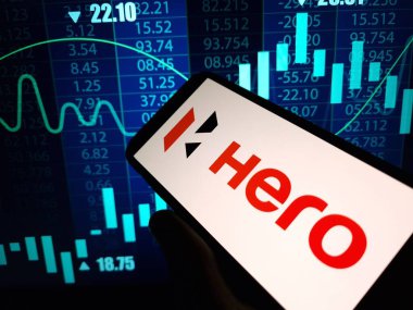 Konskie, Polonya - 11 Mart 2024: Hero MotoCorp şirketinin logosu cep telefonunda sergilendi