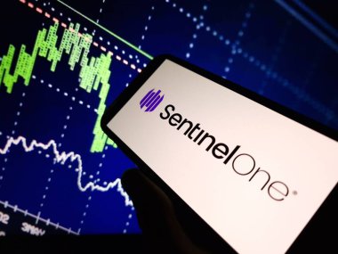 Konskie, Polonya - 11 Mart 2024: Sentinelone şirket logosu cep telefonunda sergilendi