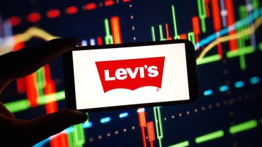 Konskie, Polonya - 16 Mart 2024: Levi Strauss şirket logosu cep telefonunda sergilendi