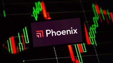Konskie, Polonya - 16 Mart 2024: Phoenix Group Holding plc şirket logosu cep telefonunda sergilendi
