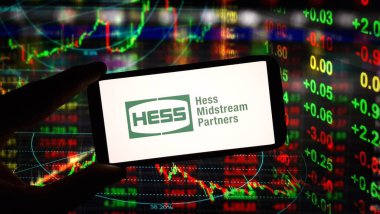 Konskie, Polonya - 16 Mart 2024: Hess Midstream Partners şirket logosu cep telefonunda sergilendi
