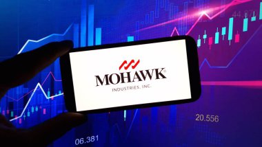 Konskie, Polonya - 16 Mart 2024: Mohawk Industries şirketinin logosu cep telefonunda sergilendi