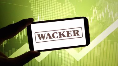 Konskie, Polonya - 16 Mart 2024: Wacker Chemie şirketinin logosu cep telefonunda sergilendi