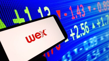 Konskie, Polonya - 16 Mart 2024: WEX şirket logosu cep telefonunda sergilendi