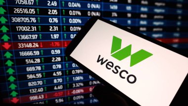 Konskie, Polonya - 16 Mart 2024: Wesco International şirket logosu cep telefonunda sergilendi