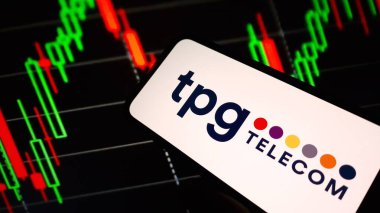 Konskie, Polonya - 16 Mart 2024: TPG Telekom şirketi logosu cep telefonunda sergilendi