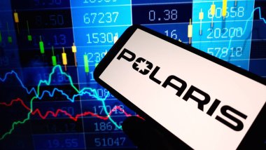 Konskie, Polonya - 16 Mart 2024: Polaris şirket logosu cep telefonunda sergilendi