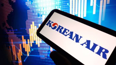 Konskie, Polonya - 16 Mart 2024: Kore Hava Yolları şirketinin logosu cep telefonunda sergilendi