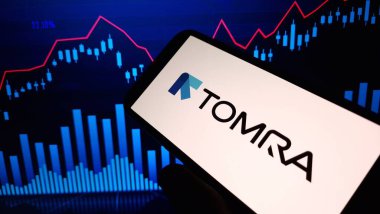 Konskie, Polonya - 16 Mart 2024: Tomra şirket logosu cep telefonunda sergilendi