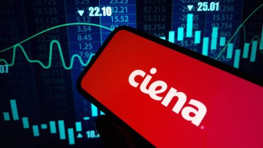 Konskie, Polonya - 16 Mart 2024: Ciena şirket logosu cep telefonunda sergilendi
