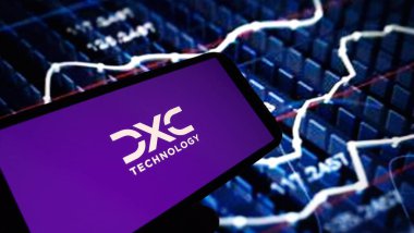 Konskie, Polonya - 17 Mart 2024: DXC Teknoloji şirketi logosu cep telefonunda sergilendi