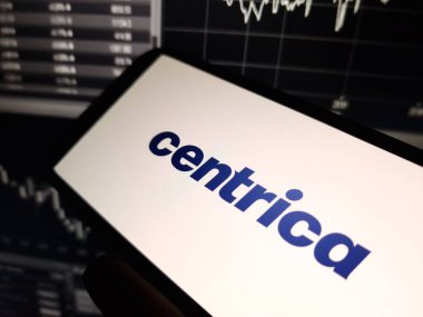 Konskie, Polonya - 10 Mayıs 2024: Centrica şirket logosu cep telefonunda sergilendi