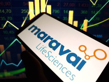 Konskie, Polonya - 10 Mayıs 2024: Maravai Yaşam Bilimleri şirketi logosu cep telefonunda sergilendi