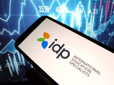 Konskie, Polonya - 10 Mayıs 2024: IDP Eğitim şirketi logosu cep telefonunda sergilendi