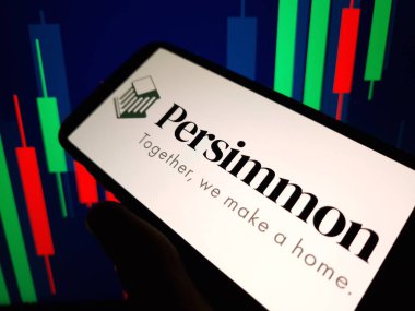 Konskie, Polonya - 10 Mayıs 2024: Persimmon şirket logosu cep telefonunda sergilendi