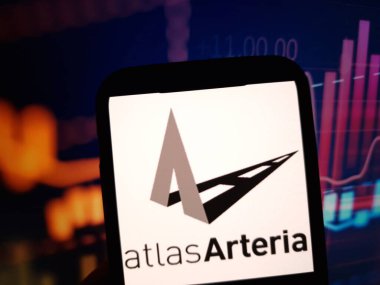 Konskie, Polonya - 11 Mayıs 2024: Atlas Arteria şirketinin logosu cep telefonunda sergilendi