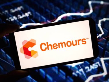 Konskie, Polonya - 11 Mayıs 2024: Kimya şirketi logosu cep telefonunda sergilendi