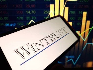 Konskie, Polonya - 11 Mayıs 2024: Wintrust Finans Şirketi logosu cep telefonunda sergilendi