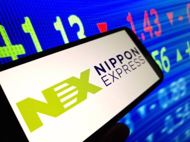 Konskie, Polonya - 11 Mayıs 2024: Nippon Express şirketi logosu cep telefonunda sergilendi