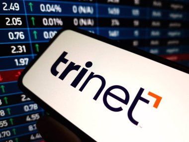 Konskie, Polonya - 11 Mayıs 2024: TriNet şirket logosu cep telefonunda sergilendi
