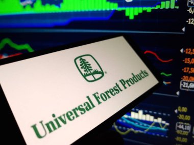 Konskie, Polonya - 11 Mayıs 2024: Universal Forest Products şirket logosu cep telefonunda sergilendi