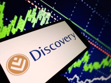 Konskie, Polonya - 11 Mayıs 2024: Discovery Limited Company logosu cep telefonunda sergilendi