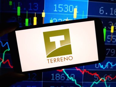 Konskie, Polonya - 12 Mayıs 2024: Terreno Emlak şirketi logosu cep telefonunda sergilendi