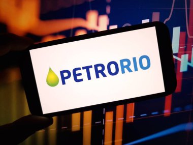 Konskie, Polonya - 12 Mayıs 2024: Petro Rio şirket logosu cep telefonunda sergilendi