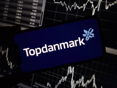 Konskie, Polonya - 12 Mayıs 2024: Topdanmark şirket logosu cep telefonunda sergilendi