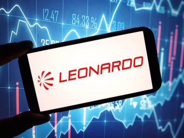 Konskie, Polonya - 12 Mayıs 2024: Leonardo şirket logosu cep telefonunda sergilendi