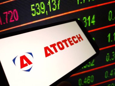 Konskie, Polonya - 12 Mayıs 2024: Atotech şirket logosu cep telefonunda sergilendi